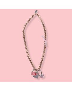 Collar de perlas blancas con cinta rosa y charms